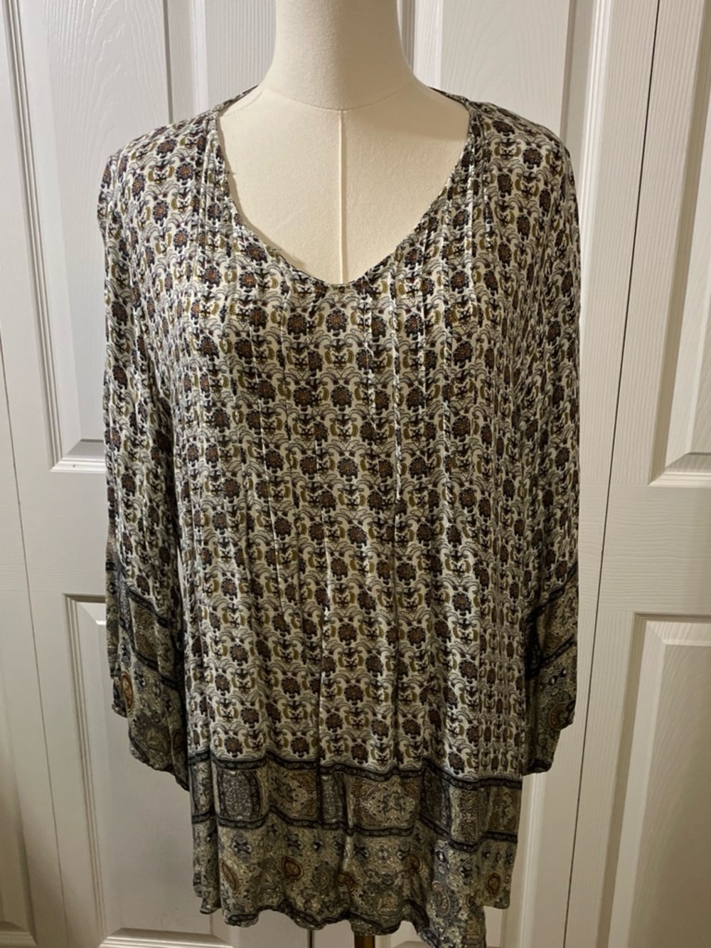Womens Printed V-Neck Boho Tunic Top - Olive/Black detail